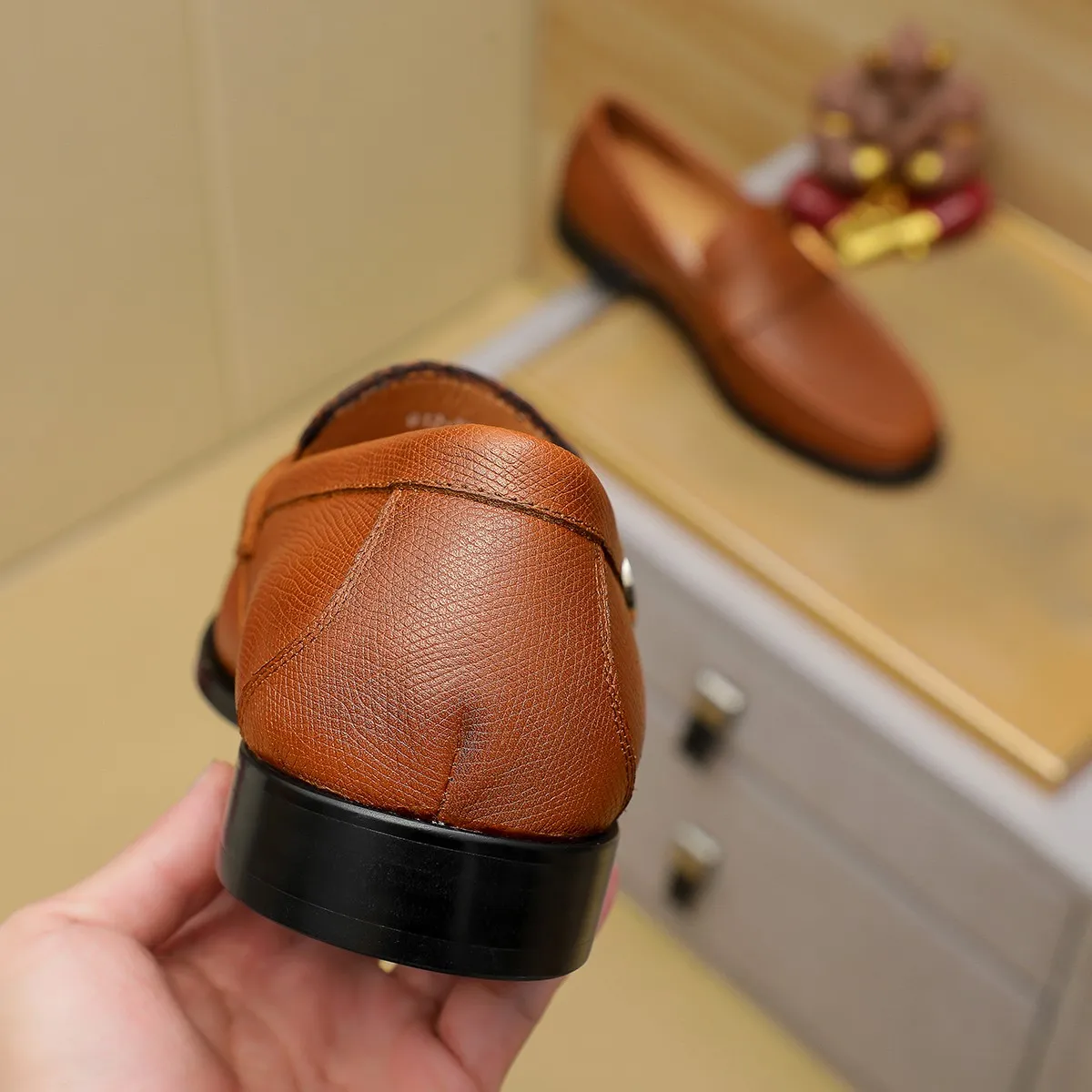 Men's shoes 250 Ferragamo [Ferragamo] top imported suit men's shoes 💯Original copy of the official website, product materials: selected imported embossed calfskin + luxury hardware buckle accessories ~ imported water-dyed cow 🐂 leather lining. Strong three-dimensional visual effect, original combination outsole, multiple colors available😘 Size: 39-44 (38.45.46. Customized)